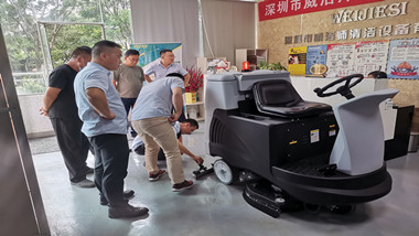 驾驶式扫地机哪个好？？？？该怎么选择？？？？
